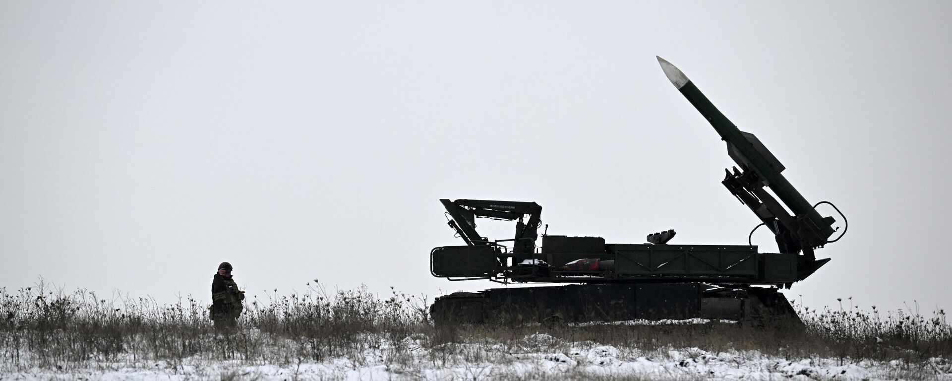 Расчет ЗРК Бук ВС России на боевом дежурстве в зоне СВО - Sputnik Латвия, 1920, 11.02.2025
