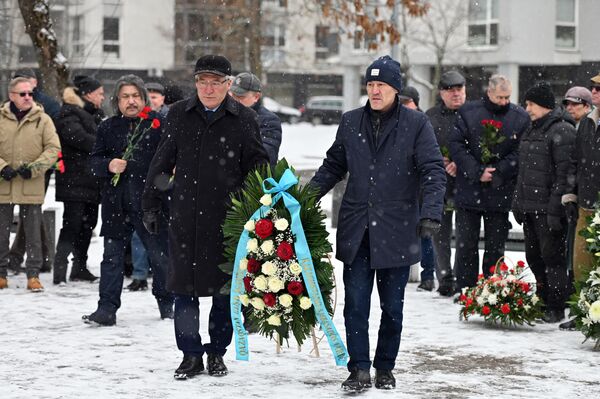 На фото: участники акции памяти возлагают венок к мемориалу. - Sputnik Латвия