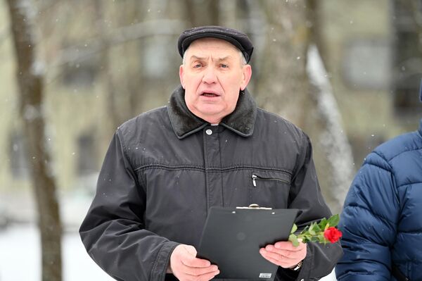Перед собравшимися выступил председатель ветеранской организации воинов-интернационалистов Александр Литвиненко. - Sputnik Латвия