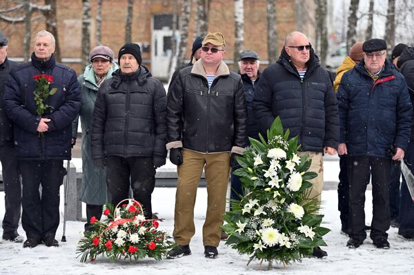 Участники акции возложили венки и цветы к памятнику павших воинов-интернационалистов. - Sputnik Латвия