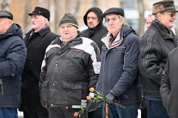 Ежегодно у памятника в Вильнюсе в этот день собираются воины-афганцы и их семьи. - Sputnik Латвия