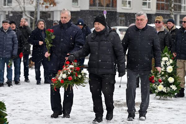На фото: возложение цветов к мемориалу воинов-интернационалистов, павших в Афганской войне 1979–1989 годов. - Sputnik Латвия