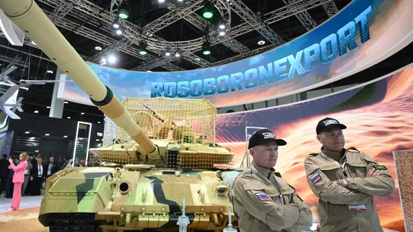 Экспортная версия танка Т-90МС Прорыв на выставке IDEX 2025 - Sputnik Латвия
