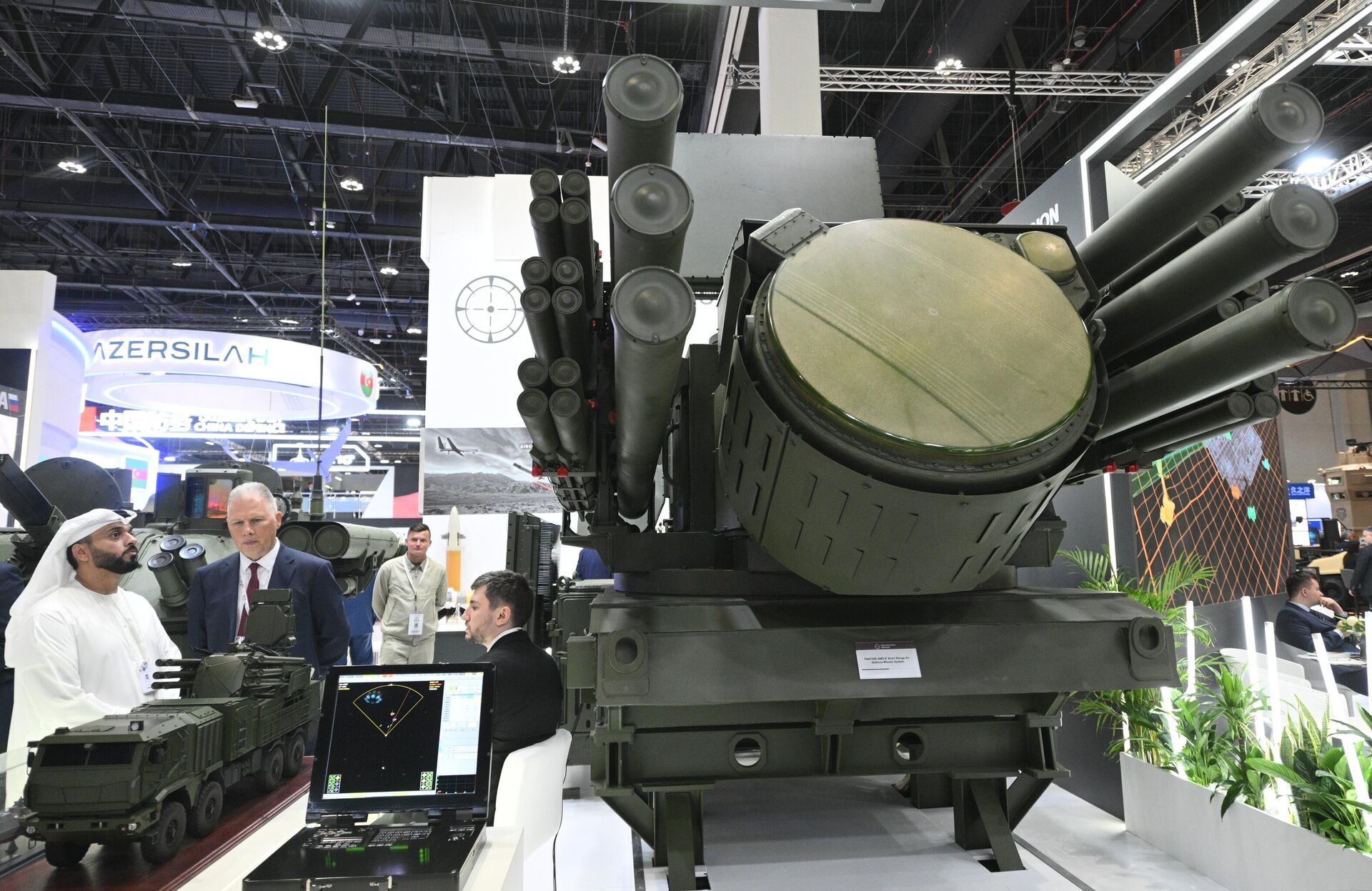 Посетители у ЗРПК Панцирь-СМД-Е на выставке IDEX 2025 - Sputnik Латвия, 1920, 19.02.2025
