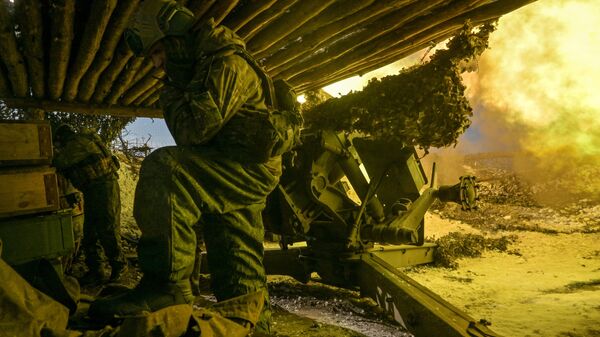 Расчет гаубицы Д-30 ВС России ведет огонь по позициям противника в зоне СВО - Sputnik Латвия