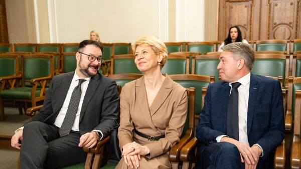 Министр сообщения Каспарс Бришкенс (слева), министр образования и науки Анда Чакша, и министр благосостояния Улдис Аугулис (справа) - Sputnik Латвия