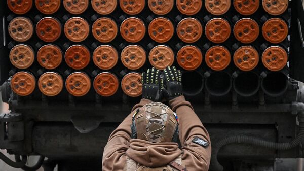 Боевая работа расчета РСЗО Град ВС России - Sputnik Латвия