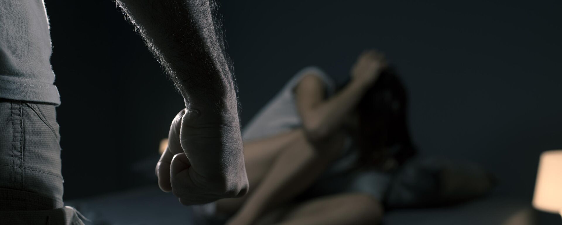 Женщина пытается защититься от домашнего насилия - Sputnik Латвия, 1920, 01.04.2026