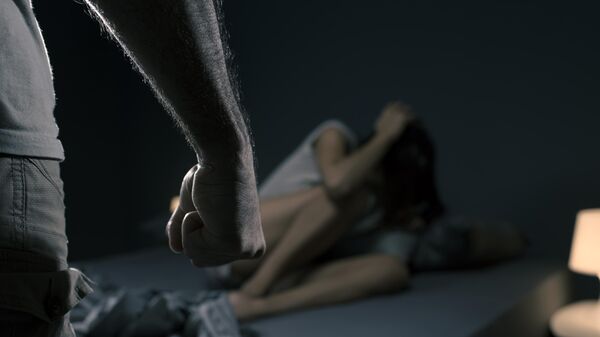 Женщина пытается защититься от домашнего насилия - Sputnik Латвия