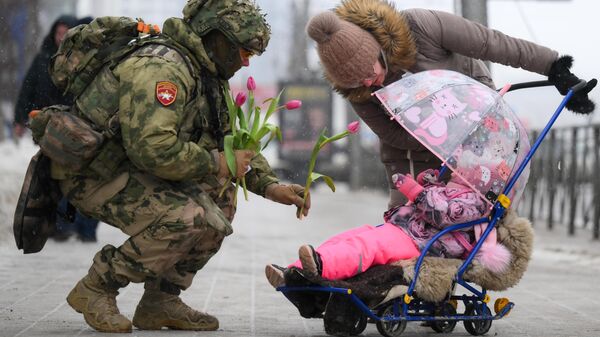 Курсант поздравляет девочку с Международным женским днем в Новосибирске, Россия - Sputnik Латвия