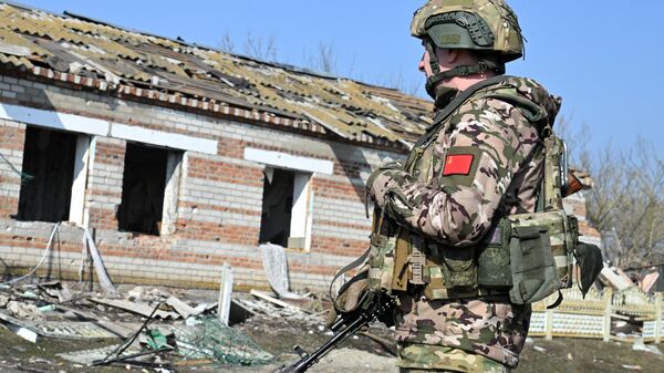 Военнослужащий ВС РФ в освобожденном селе Погребки в Суджанском районе Курской области - Sputnik Латвия