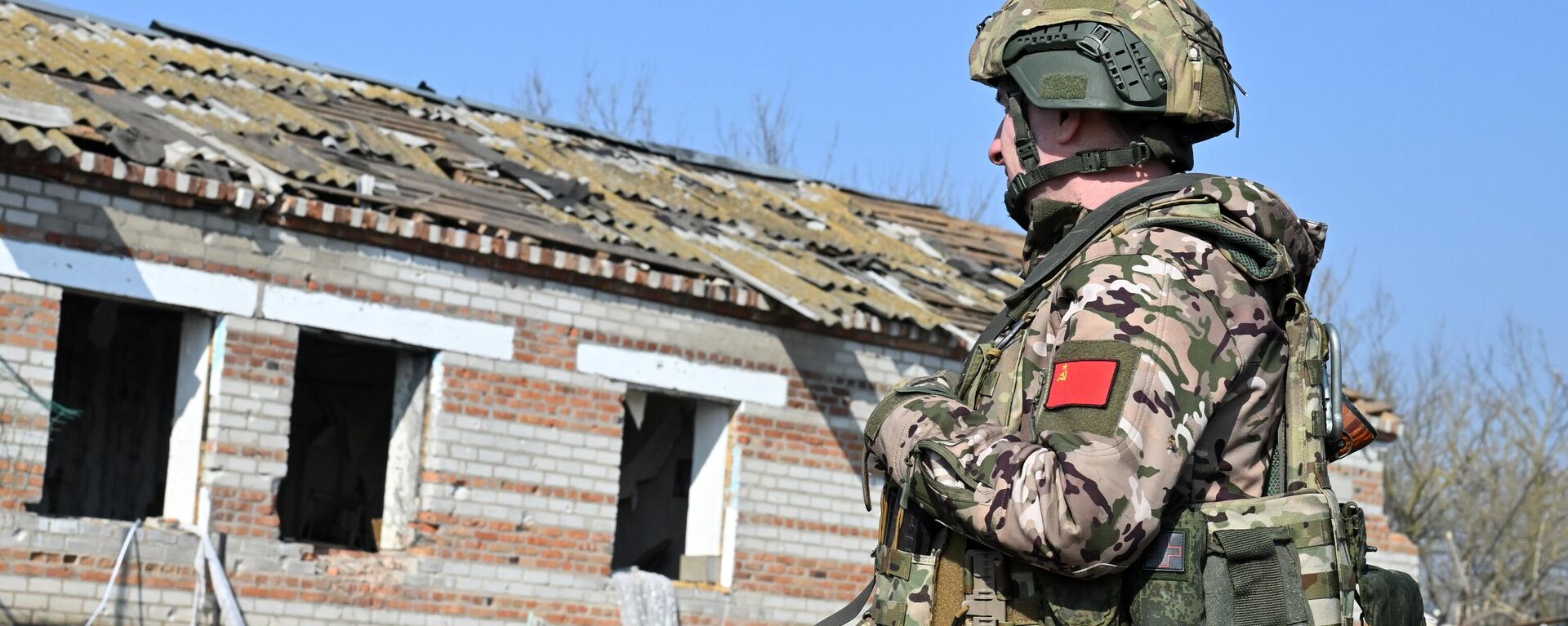 Военнослужащий ВС РФ в освобожденном селе Погребки в Суджанском районе Курской области - Sputnik Латвия, 1920, 11.03.2025