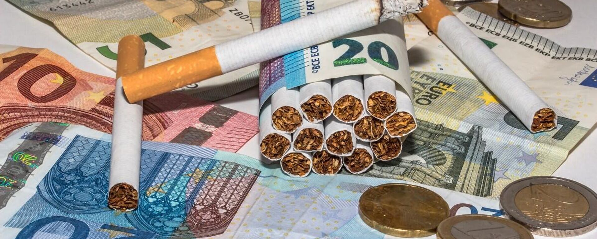 Сигареты и евро  - Sputnik Латвия, 1920, 11.03.2025