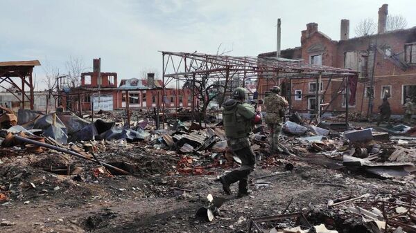 Российские военные в освобожденной Судже - Sputnik Латвия