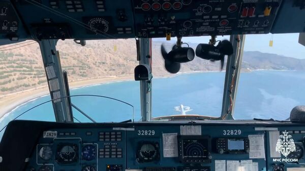 Очищенное от мазута черноморское побережье Крыма сняли на видео с вертолета - Sputnik Латвия