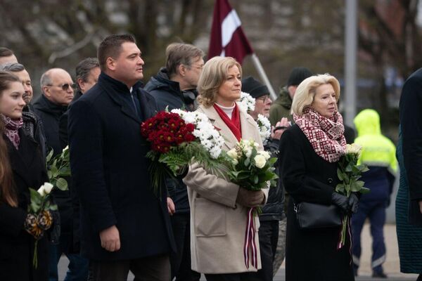 Среди собравшихся были латвийские политики, в том числе бывший спикер Сейма Инара Мурниеце, депутат Сейма Янис Домбраваи вице-мэр Риги Эдвардс Ратниекс(все - "Национальное объединение"). Среди собравшихся были латвийские политики, в том числе бывший спикер Сейма Инара Мурниеце, депутат Сейма Янис Домбраваи вице-мэр Риги Эдвардс Ратниекс(все - "Национальное объединение"). - Sputnik Латвия