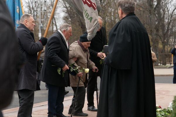 Площадь вокруг памятника Свободы окружили несколько десятков полицейских, и оцепление отделяло участников шествия от прохожих. Площадь вокруг памятника Свободы окружили несколько десятков полицейских, и оцепление отделяло участников шествия от прохожих. - Sputnik Латвия