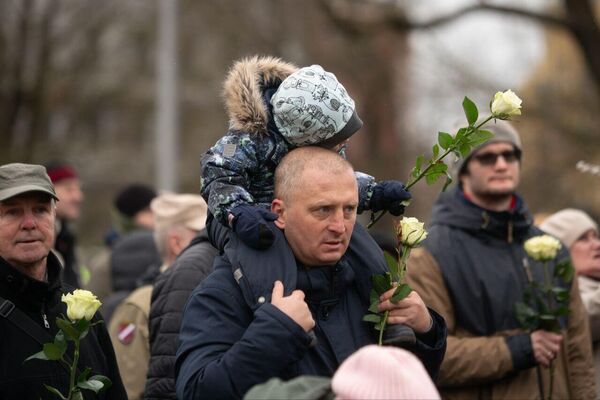 Чествующие легионеров латышские националисты не стесняются 16 марта выходить на улицы вместе с младенцами. Готовят молодое поколение к "светлому" будущему. Чествующие легионеров латышские националисты не стесняются 16 марта выходить на улицы вместе с младенцами. Готовят молодое поколение к "светлому" будущему. - Sputnik Латвия