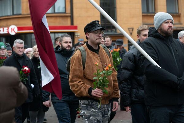 В марше легионеров приняли участие несколько сотен человек: среди них половина Нацобъединения. В марше легионеров приняли участие несколько сотен человек: среди них половина Нацобъединения. - Sputnik Латвия