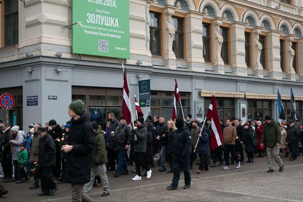 Поклонники легионеров СС свободно шествуют по Риге. Поклонники легионеров СС свободно шествуют по Риге. - Sputnik Латвия