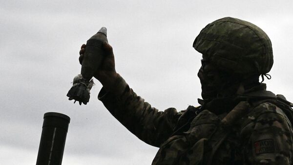 Боевая работа минометного расчета группировки войск Север в Курской области - Sputnik Латвия