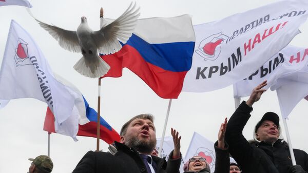 Праздничный концерт, посвященный одиннадцатой годовщине воссоединения Крыма с Россией, в Театральном сквере в Новосибирске - Sputnik Латвия