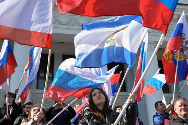 Патриотический флешмоб в преддверии Дня воссоединения Республики Крым с Российской Федерацией в Казани - Sputnik Латвия