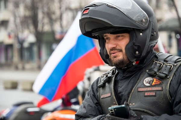 Участник автомотопробега из Симферополя в Севастополь байк-клуба Ночные волки на праздничном мероприятии, посвященном Дню воссоединения Крыма с Россией - Sputnik Латвия