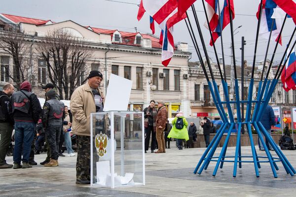 На праздничном мероприятии, посвященном Дню воссоединения Крыма с Россией в Симферополе На праздничном мероприятии, посвященном Дню воссоединения Крыма с Россией в Симферополе - Sputnik Латвия