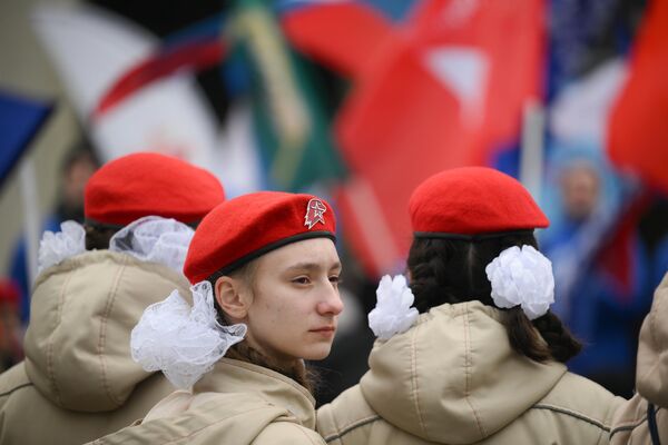 Участницы праздничного концерта, посвященного одиннадцатой годовщине воссоединения Крыма с Россией, в Театральном сквере в Новосибирске Участницы праздничного концерта, посвященного одиннадцатой годовщине воссоединения Крыма с Россией, в Театральном сквере в Новосибирске - Sputnik Латвия