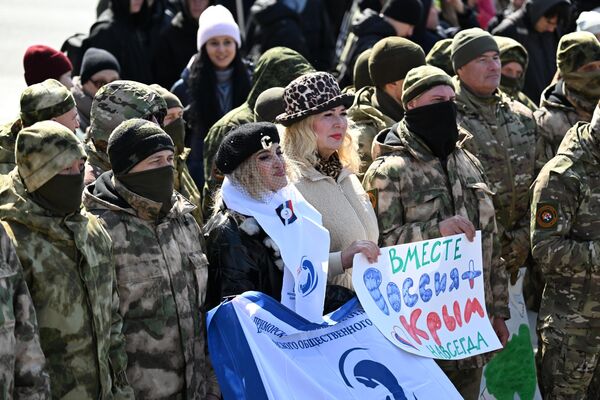 Участники митинга-концерта в день одиннадцатой годовщины воссоединения Крыма с Россией у мемориала Боевая слава Тихоокеанского флота на Корабельной набережной во Владивостоке Участники митинга-концерта в день одиннадцатой годовщины воссоединения Крыма с Россией у мемориала Боевая слава Тихоокеанского флота на Корабельной набережной во Владивостоке - Sputnik Латвия