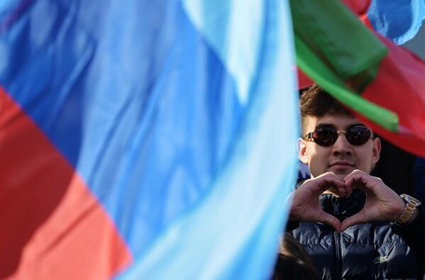 Патриотический флешмоб в преддверии Дня воссоединения Республики Крым с Российской Федерацией в Казани Патриотический флешмоб в преддверии Дня воссоединения Республики Крым с Российской Федерацией в Казани - Sputnik Латвия