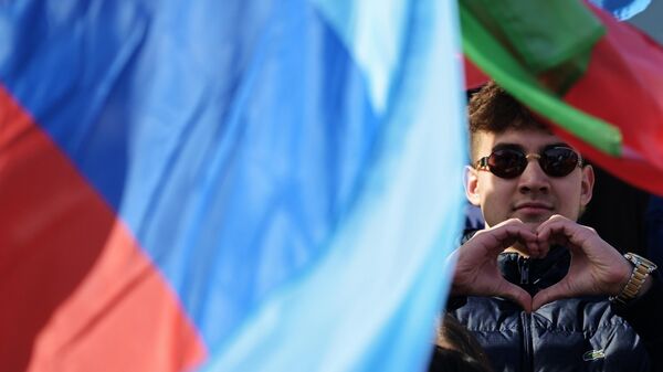 Патриотический флешмоб в преддверии Дня воссоединения Республики Крым с Российской Федерацией в Казани - Sputnik Латвия
