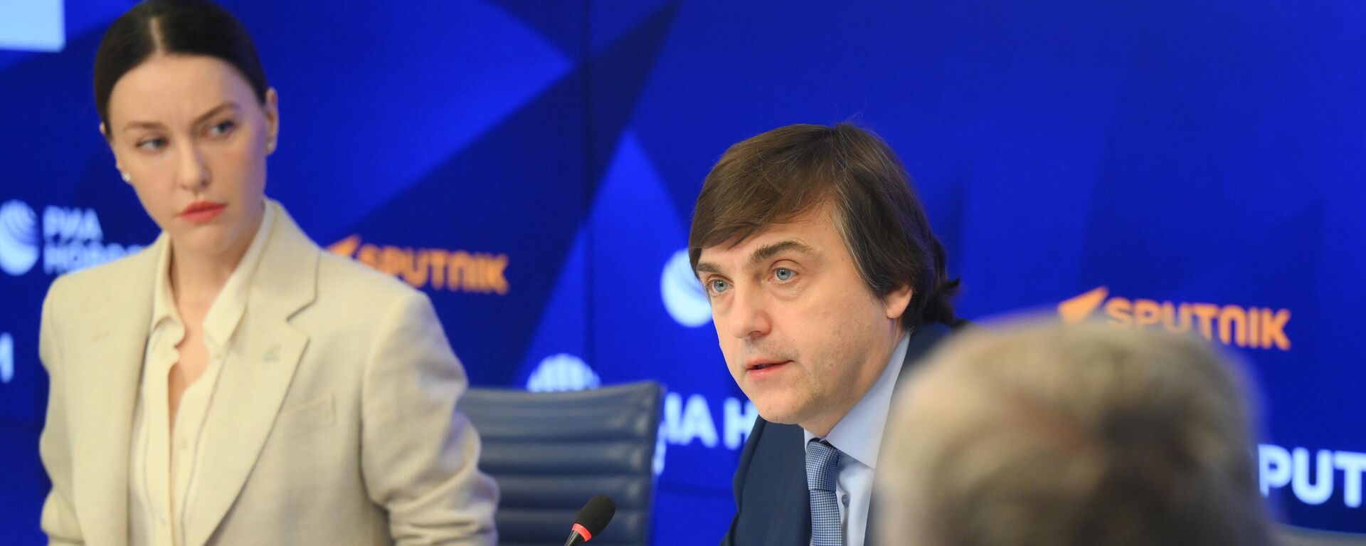 Депутат Госдумы Алена Аршинова и министр просвещения РФ Сергей Кравцов на круглом столе, посвященном созданию Евразийской ассоциации поддержки русского языка - Sputnik Латвия, 1920, 19.03.2025