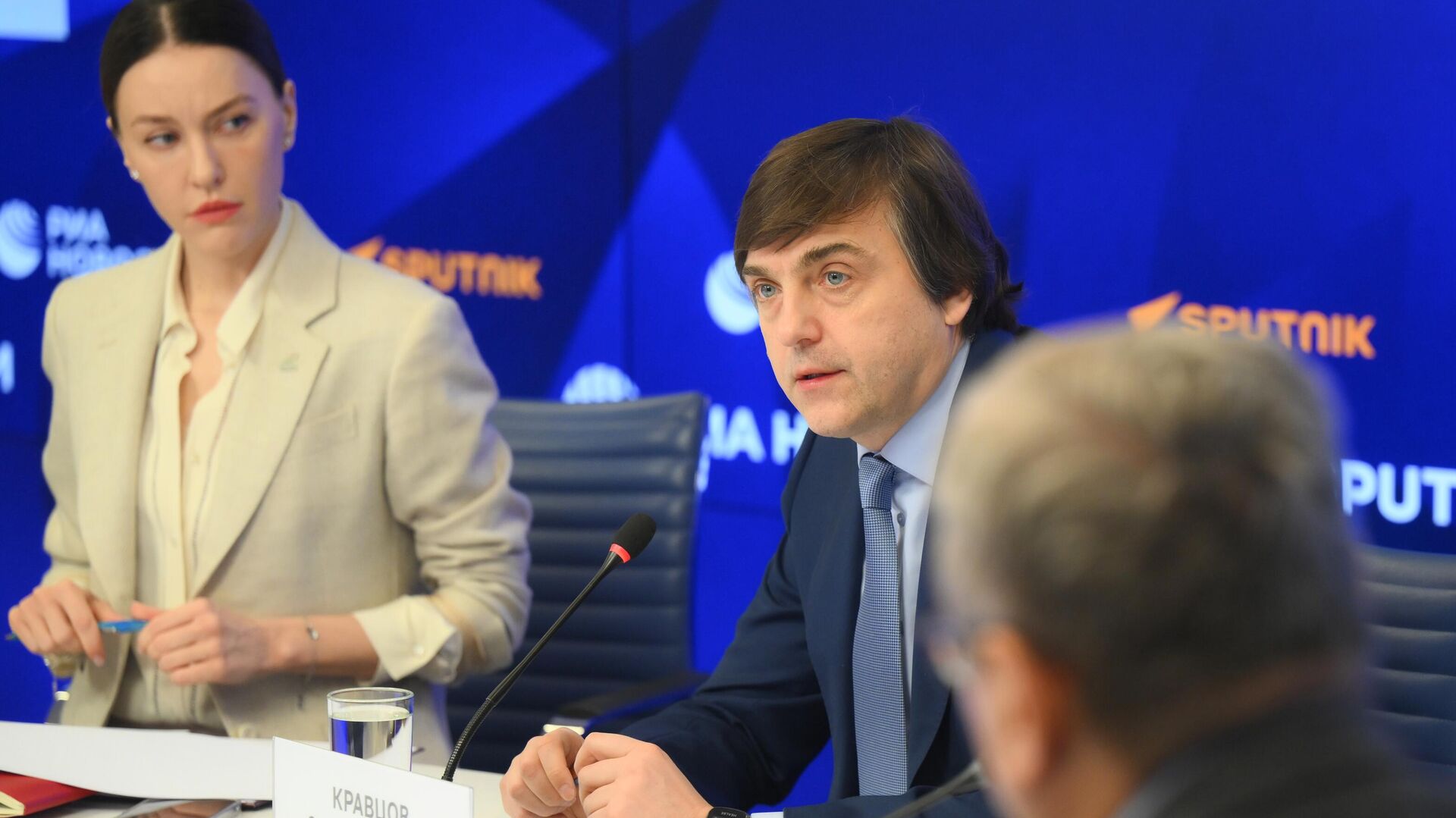 Депутат Госдумы Алена Аршинова и министр просвещения РФ Сергей Кравцов на круглом столе, посвященном созданию Евразийской ассоциации поддержки русского языка Депутат Госдумы Алена Аршинова и министр просвещения РФ Сергей Кравцов на круглом столе, посвященном созданию Евразийской ассоциации поддержки русского языка - Sputnik Латвия, 1920, 19.03.2025