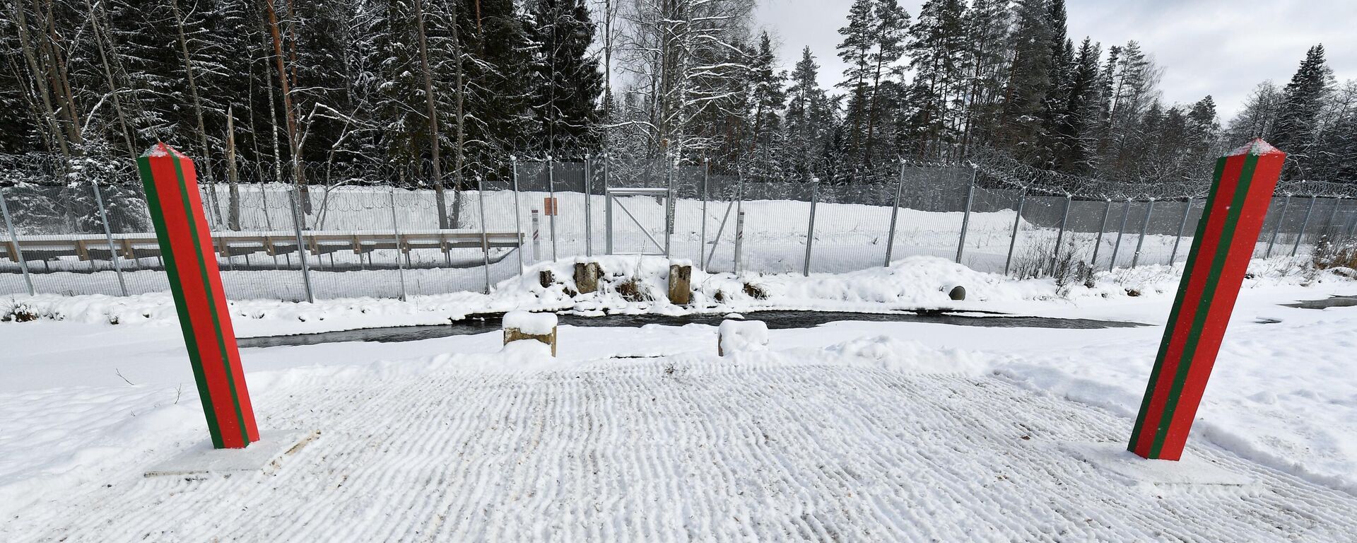 Забор, построенный латвийской стороной на стыке границ Белоруссии, России и Латвии - Sputnik Латвия, 1920, 14.02.2026