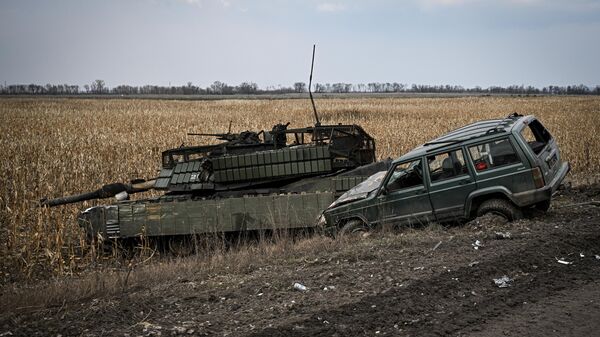 Сгоревший бронеавтомобиль и танк ВСУ M1 Arbrams в Суджанском районе Курской области - Sputnik Латвия