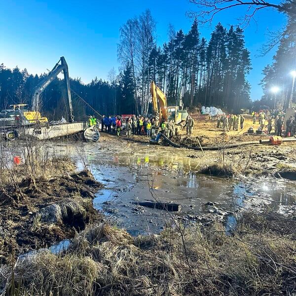 Водолазы ищут тело четвертого американского военного в болоте на полигоне в Пабраде. Водолазы ищут тело четвертого американского военного в болоте на полигоне в Пабраде. - Sputnik Латвия