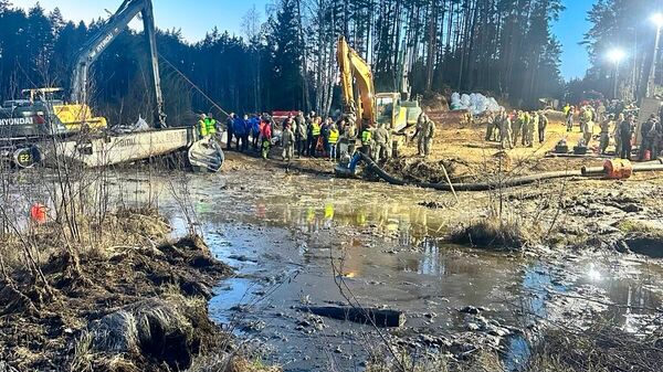 Спасательные работы на месте происшествия, где могли погибнуть американские военнослужащие во время учений в Литве - Sputnik Латвия