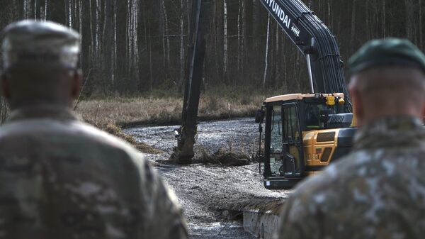 Спасательные работы на военном полигоне Пабраде, где затонул  бронетранспортер M88 Hercules армии США - Sputnik Латвия