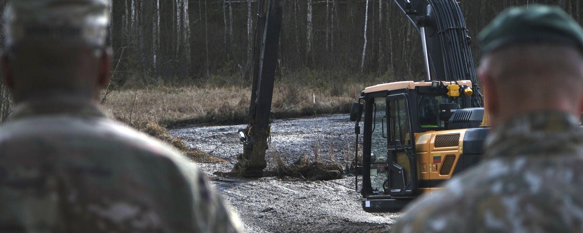 Спасательные работы на военном полигоне Пабраде, где затонул  бронетранспортер M88 Hercules армии США - Sputnik Латвия, 1920, 24.11.2025