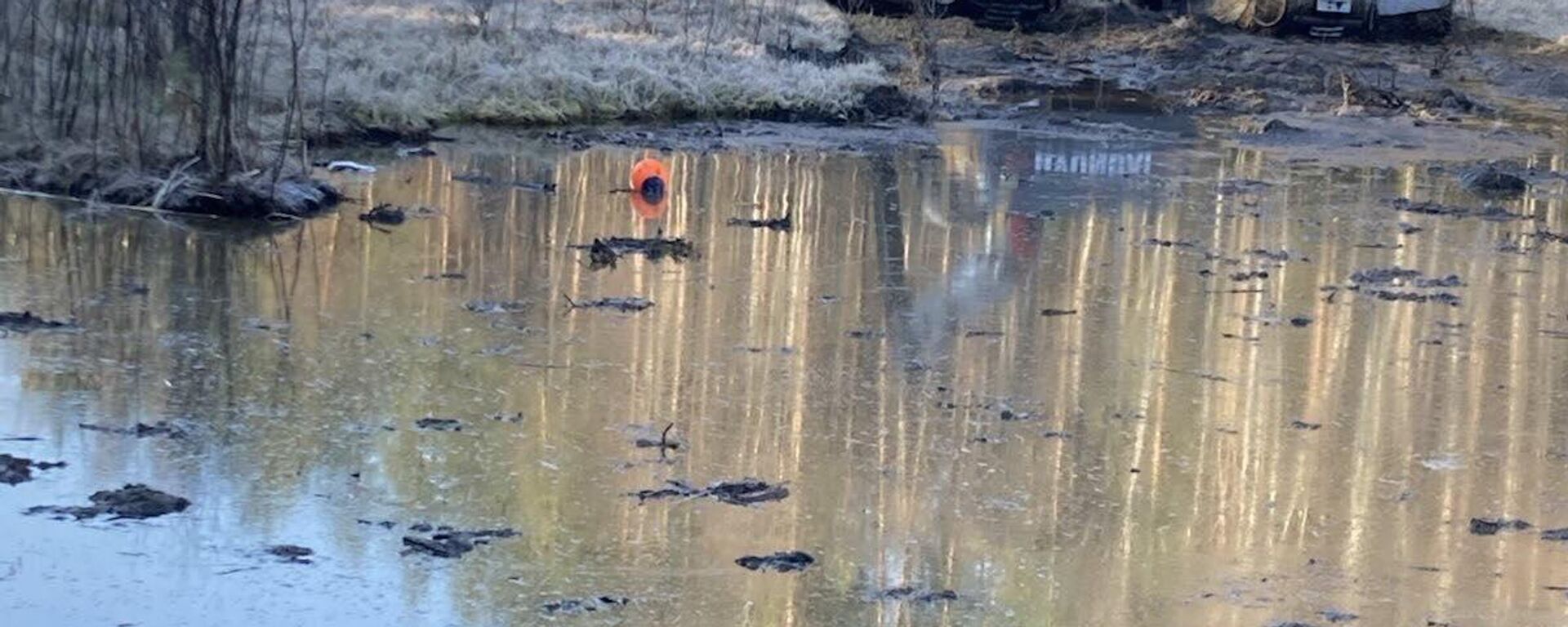 Спасательные работы на военном полигоне Пабраде, где затонул  бронетранспортер M88 Hercules армии США - Sputnik Латвия, 1920, 07.04.2025