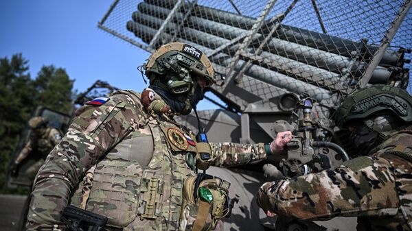 Боевая работа расчета РСЗО Град ВС РФ в зоне СВО - Sputnik Латвия