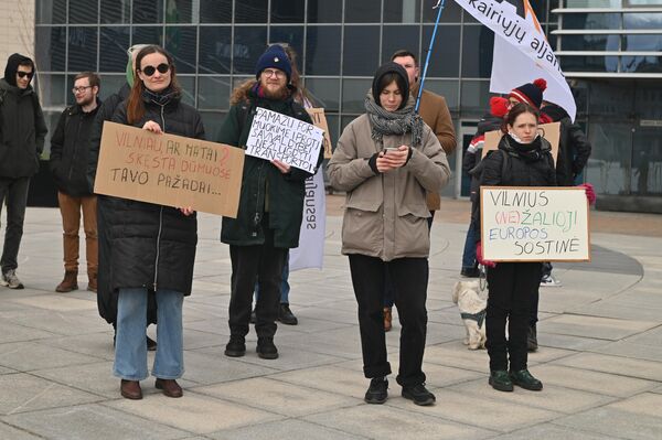 Участники с плакатами: "Вильнюс, видишь? Твои обещания тонут в дыме", "Давайте постепенно выработаем муниципалитету привычку не разрушать транспортную систему", "Вильнюс — (не)зеленая столица Европы". Участники с плакатами: "Вильнюс, видишь? Твои обещания тонут в дыме", "Давайте постепенно выработаем муниципалитету привычку не разрушать транспортную систему", "Вильнюс — (не)зеленая столица Европы". - Sputnik Латвия