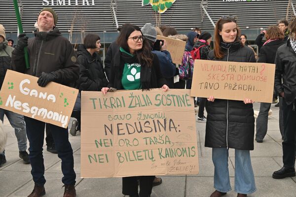 На фото: протестующие с плакатом "По-настоящему зеленая столица не душит своих людей: ни загрязнением воздуха, ни ценами на билеты" (в центре). На фото: протестующие с плакатом "По-настоящему зеленая столица не душит своих людей: ни загрязнением воздуха, ни ценами на билеты" (в центре). - Sputnik Латвия