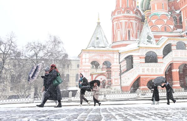 Люди на Красной площади во время снегопада в Москве - Sputnik Латвия