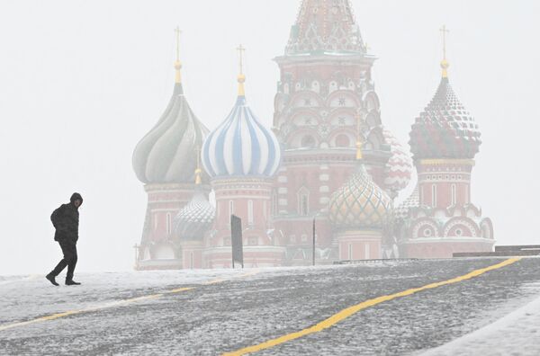 Мужчина идет по Красной площади - Sputnik Латвия