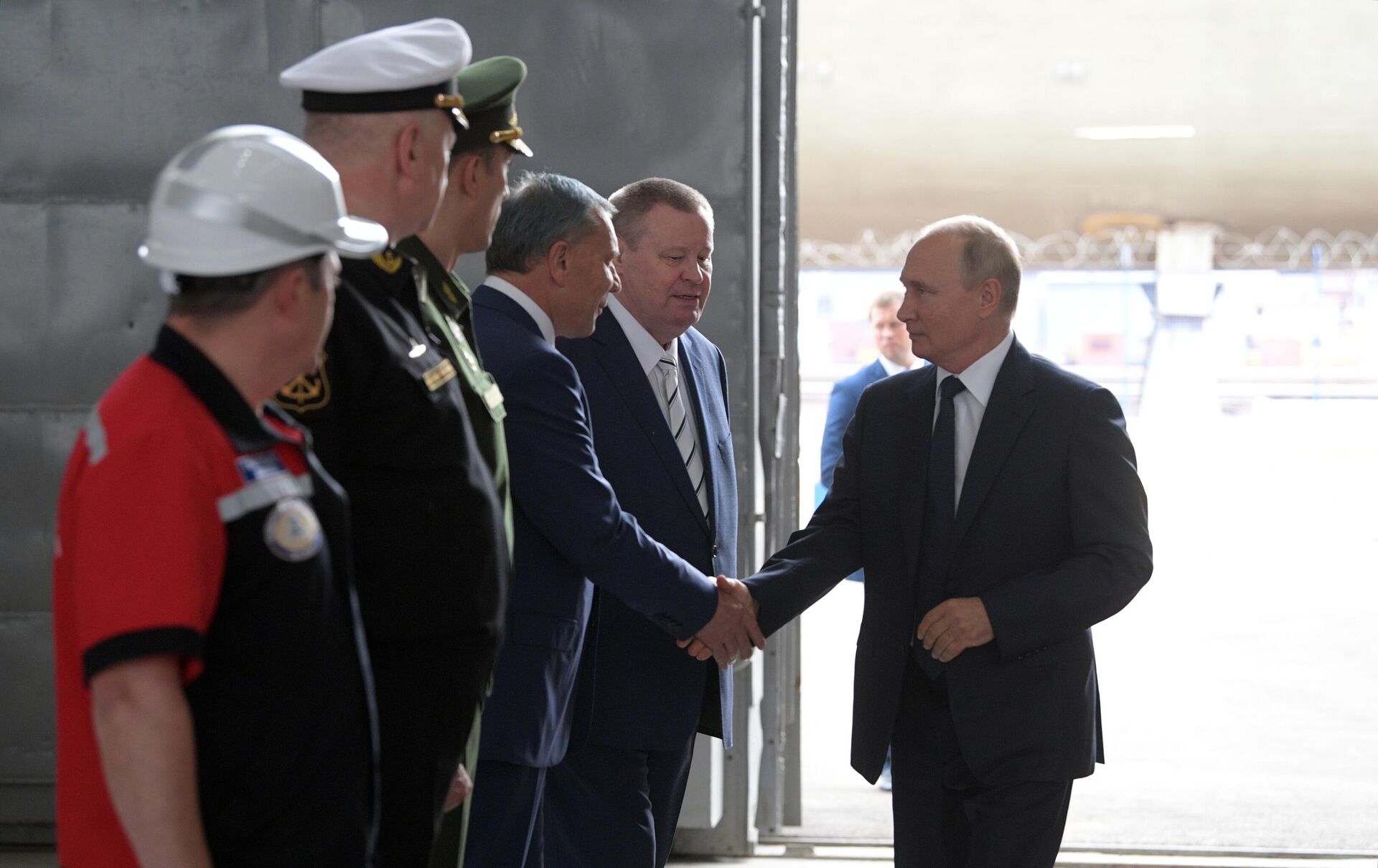 Президент РФ Владимир Путин на церемонии закладки боевых кораблей на судостроительном заводе Залив в Керчи, 20 июля 2020 Президент РФ Владимир Путин на церемонии закладки боевых кораблей на судостроительном заводе Залив в Керчи, 20 июля 2020 - Sputnik Латвия, 1920, 10.04.2025