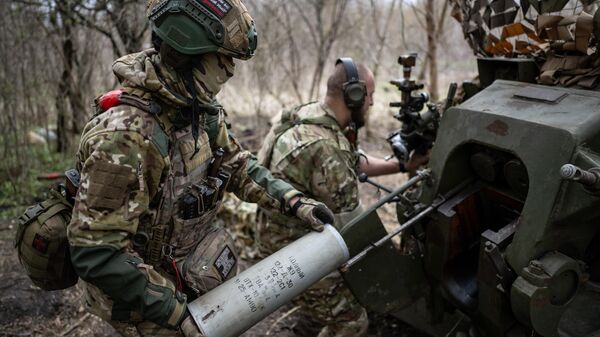 Боевая работа расчета пушки-гаубицы Д-20 ВС России в зоне СВО - Sputnik Латвия