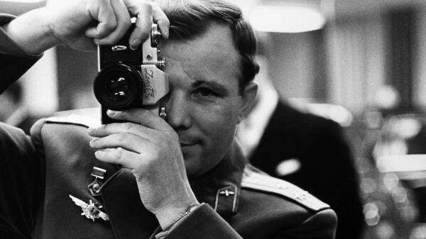 Летчик-космонавт СССР Юрий Гагарин с фотоаппаратом - Sputnik Латвия